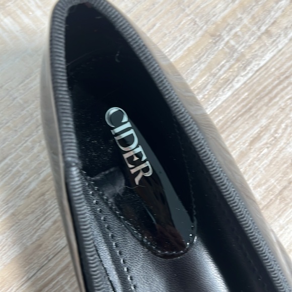 Flats - Picture 3 of 4